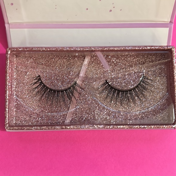 Lashaholic luxury lashes- They’re Real, I Swear Special Edition Packaging - Picture 3 of 4